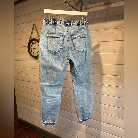 Reitmans | Light Wash Pull On R Jeans w Drawstring - Picture 4 of 7